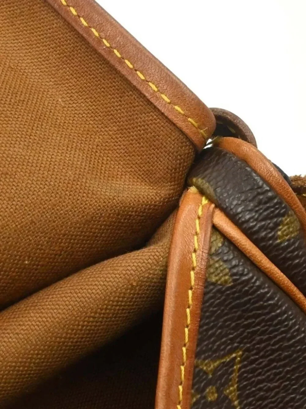 Louis Vuitton outside 	ab